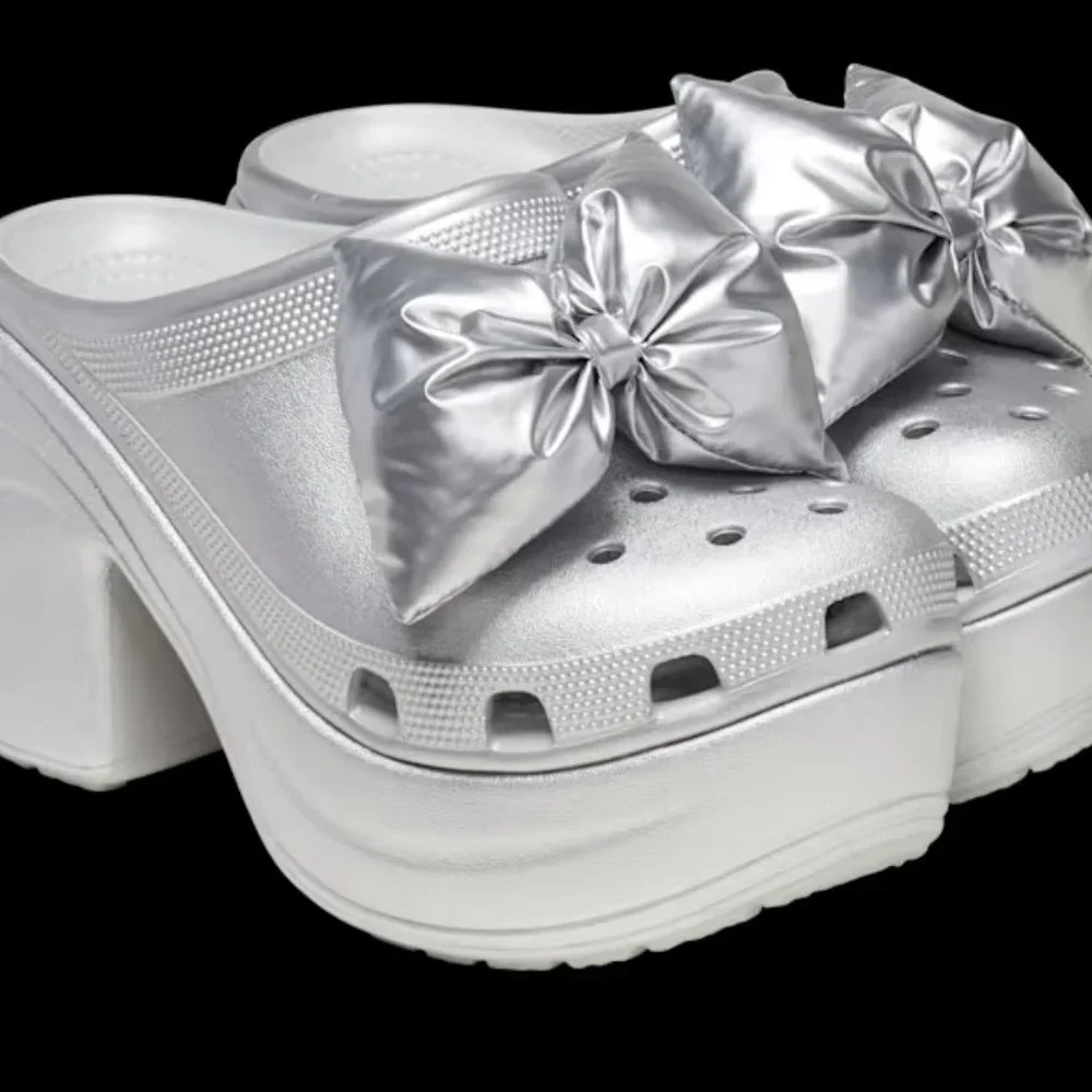 NEW. Siren Metallic Bow Clog - Picture 1 of 4
